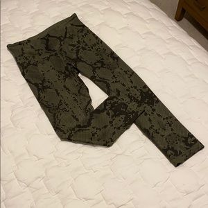 Lululemon Low Rise Wunder Under Crop 23”